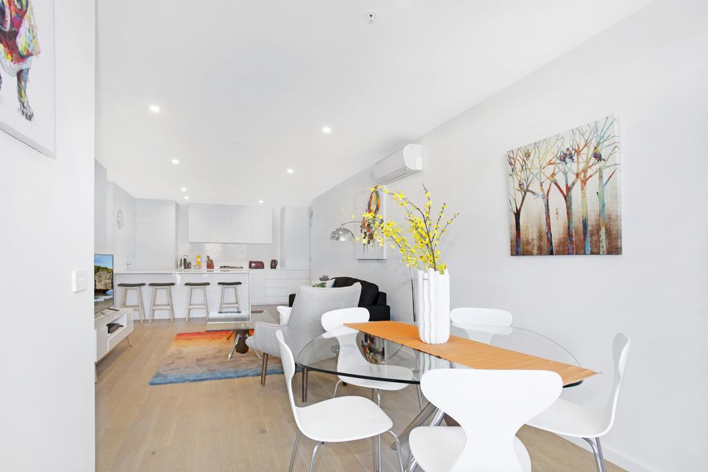 Апартаменти ☆ Heart Of St Kilda ☆ Infinity Pool+Parking+Wifi Мельбурн Екстер'єр фото
