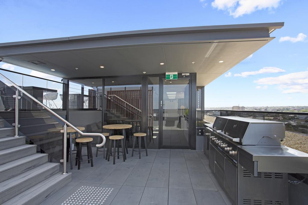 Апартаменти ☆ Heart Of St Kilda ☆ Infinity Pool+Parking+Wifi Мельбурн Екстер'єр фото
