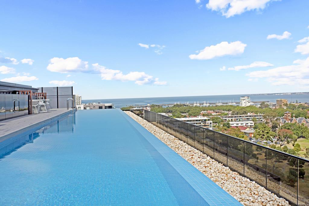 Апартаменти ☆ Heart Of St Kilda ☆ Infinity Pool+Parking+Wifi Мельбурн Екстер'єр фото